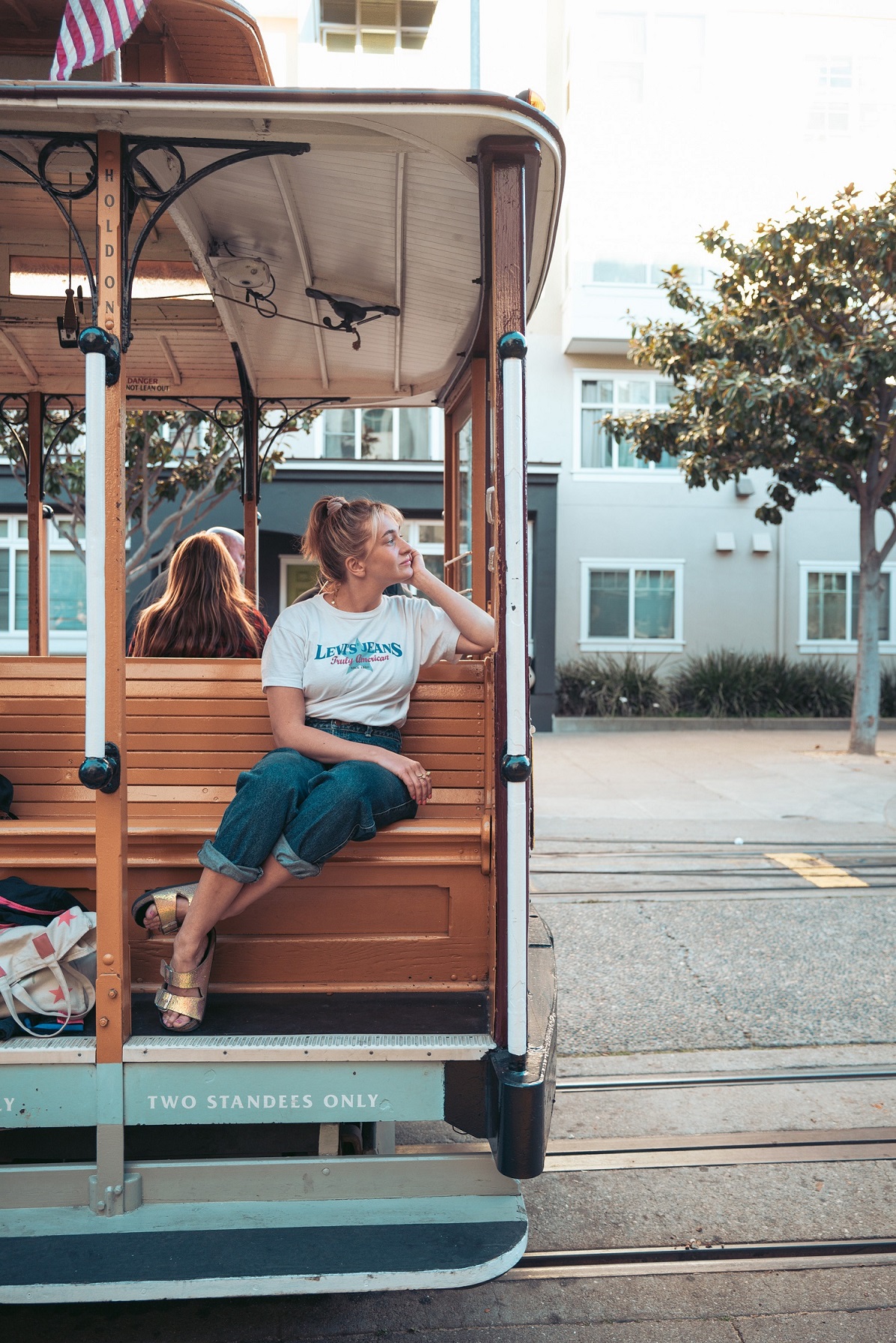 aifs-usa-kalifornien-san-francisco-cable-car-person